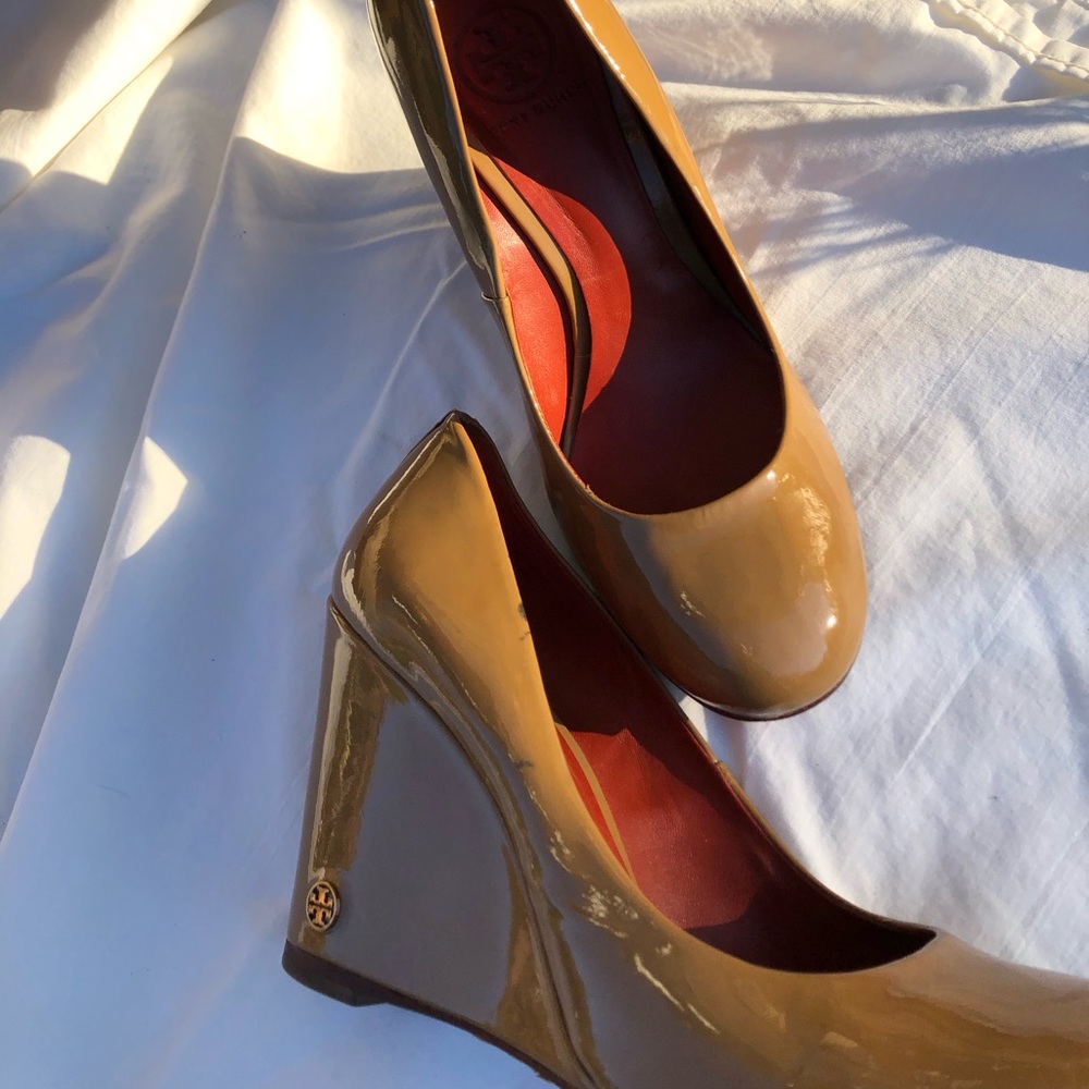 Tory Burch Pumps / Wedge Heels in Nude, Red Insole
